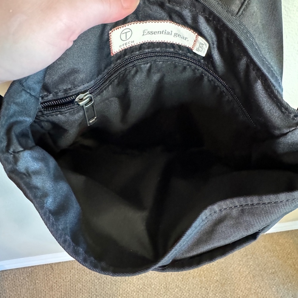 TUMI. Tech black crossbody bag for men or women - Picture 11 of 14